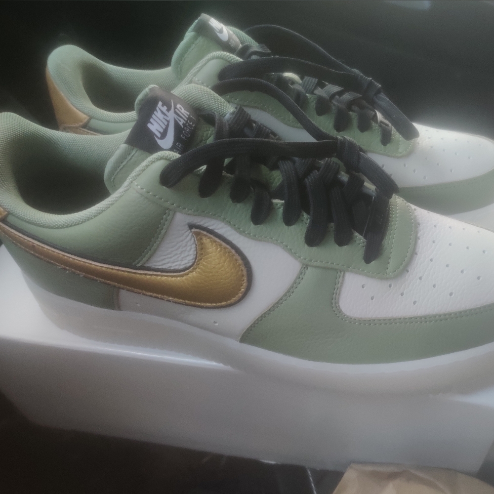 Nike Air Sneakers in Green and Gold